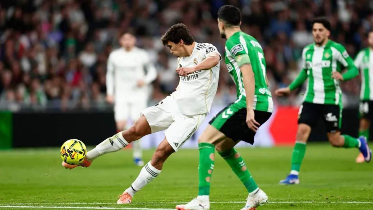 El derechazo de Gonzalo para hacer el segundo gol del Real Madrid ante el Betis.