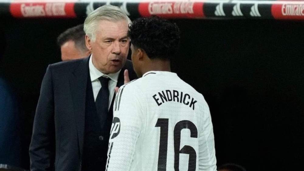 Carlo Ancelotti, conversando con Endrick Felipe durante un partido del Real Madrid la pasada temporada.