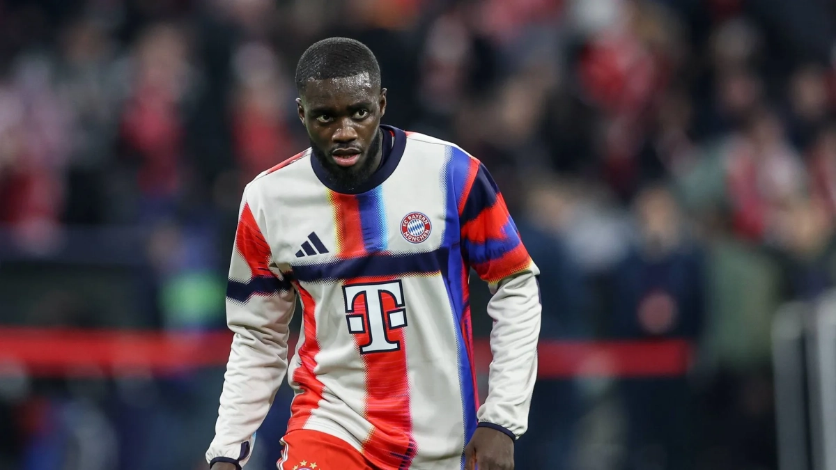 Dayot Upamecano durante un partido con el Bayern