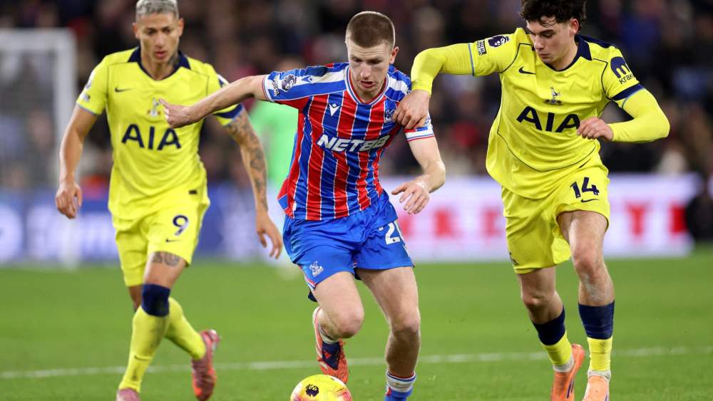 Adam Wharton, en un partido reciente con el Crystal Palace.
