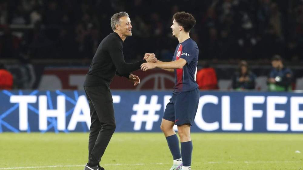Vitinha, con Luis Enrique, durante un partido del PSG. Vitinha, con Luis Enrique, durante un partido del PSG.