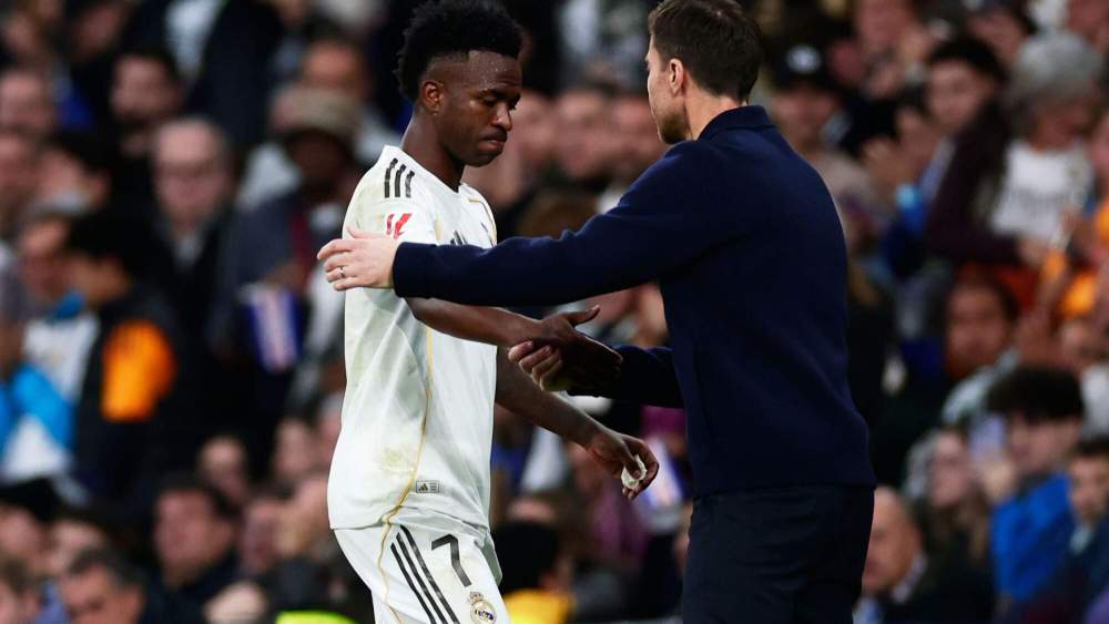 Vinicius Junior, con Xabi Alonso, en el partido del domingo pasado ante el Betis.