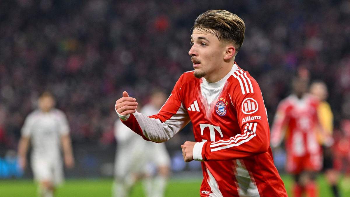 Lennart Karl jugando un partido con el Bayern Múnich.