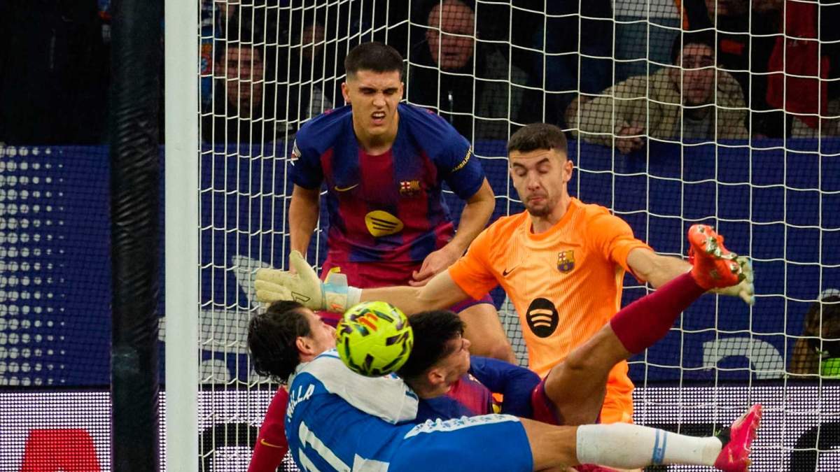 El empujón de Joan García a Gerard Martín en el Espanyol - Barcelona. El empujón de Joan García a Gerard Martín en el Espanyol - Barcelona.