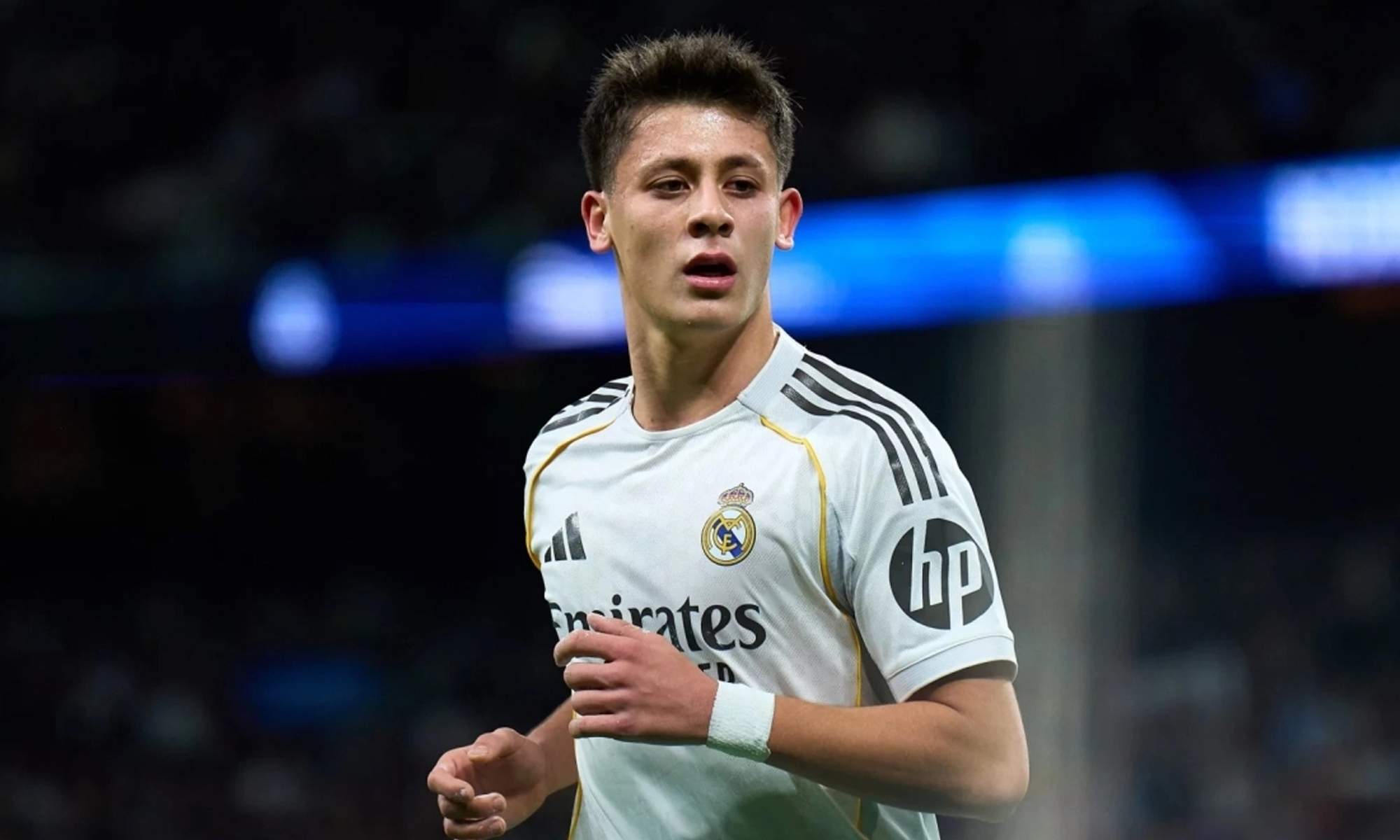 Arda Güler disputando un partido con el Real Madrid.