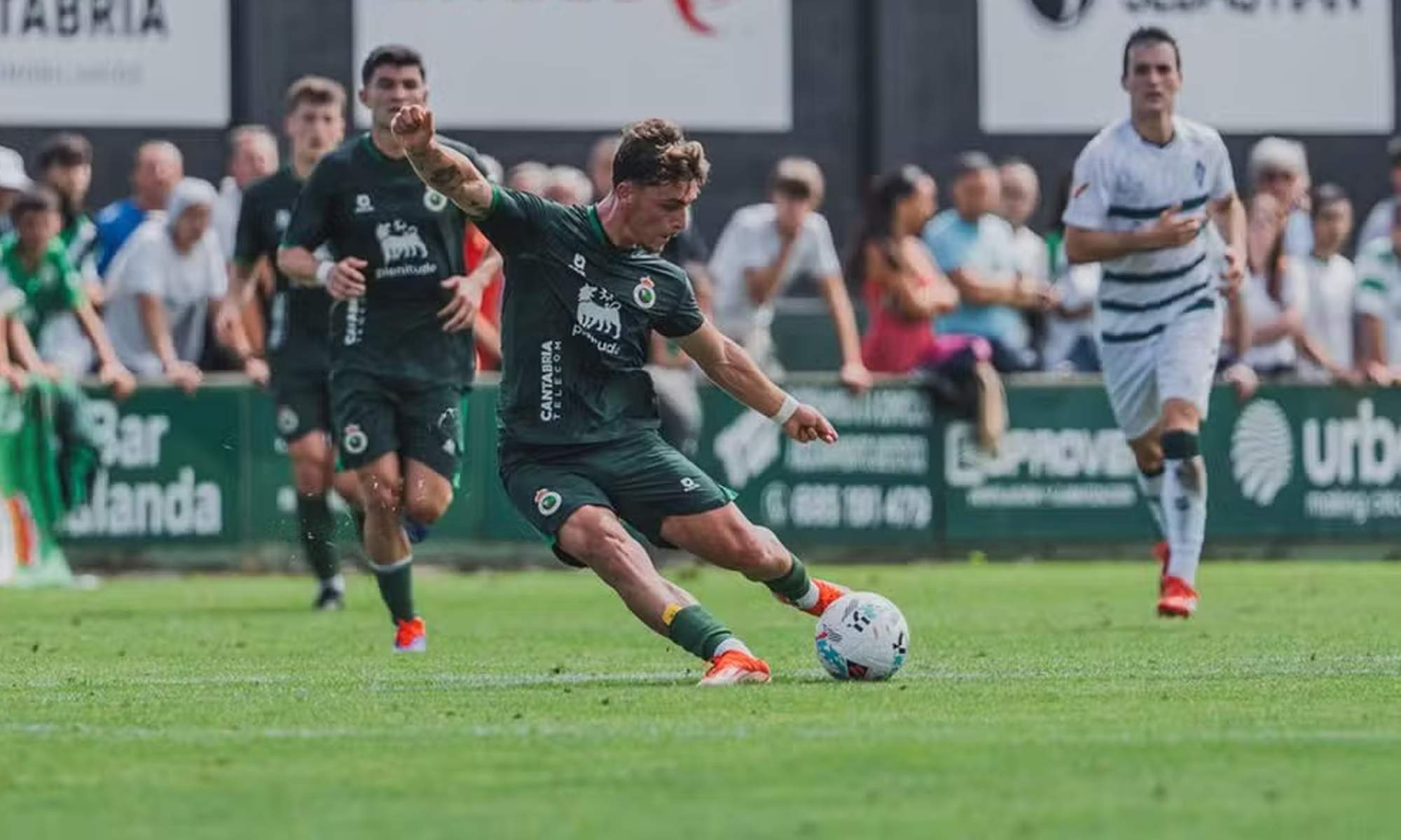 Yeray Cabanzón jugando un partido con el Racing de Santander.