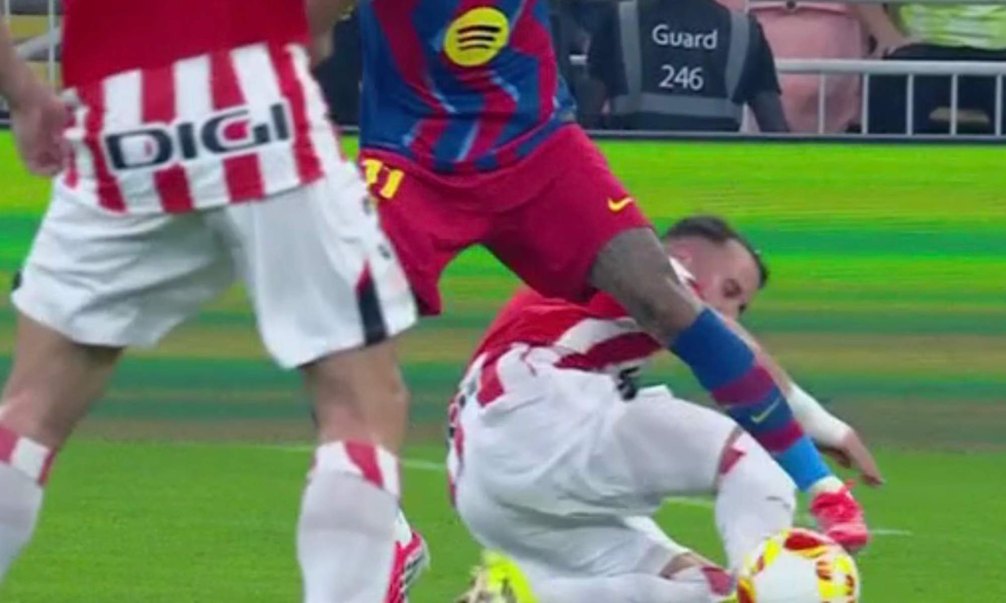 El Barça ha recibido una 'ayuda' para adelantarse ante el Athletic Club en la semifinal de la Supercopa de España.