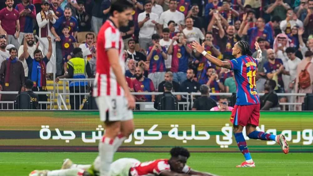 Los jugadores del Athletic Club, alicaídos tras el quinto gol del Barcelona, obra de Raphinha.