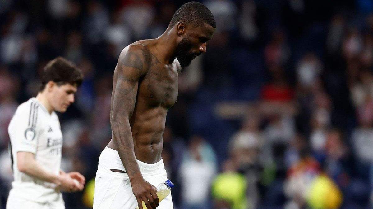 Antonio Rüdiger cabizbajo en un partido del Real Madrid.