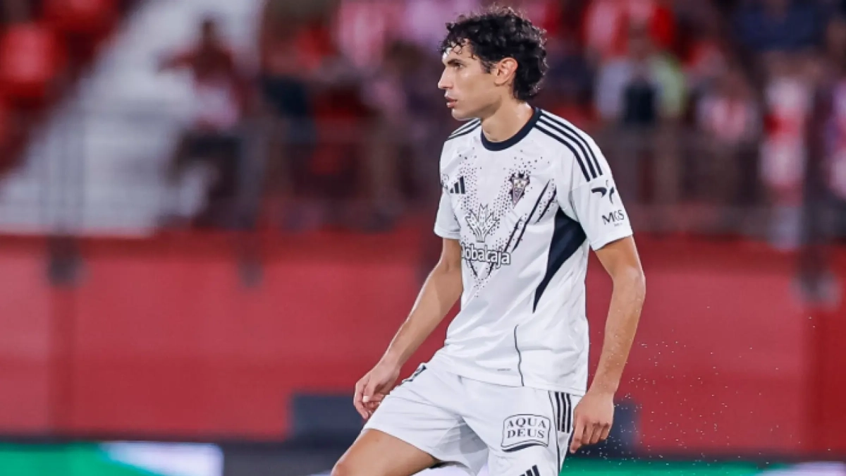 Jesús Vallejo disputando un partido con el Albacete.