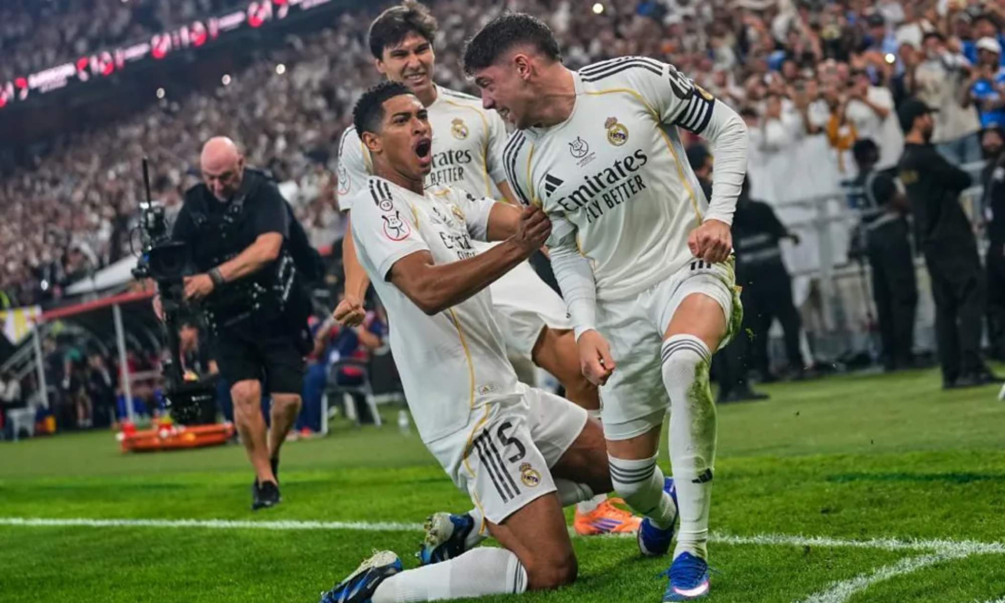 Jude Bellingham y Gonzalo García, celebrando con Fede Valverde su gol, el primero del partido.