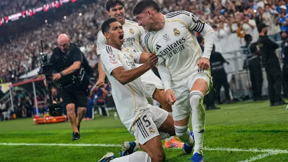 Jude Bellingham y Gonzalo García, celebrando con Fede Valverde su gol, el primero del partido. Jude Bellingham y Gonzalo García, celebrando con Fede Valverde su gol, el primero del partido.