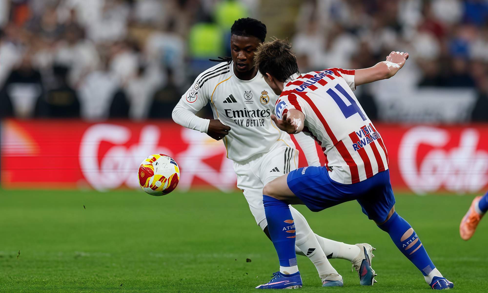 Eduardo Camavinga, controlando el balón durante un momento del partido ante la presión de Conor Gallagher.