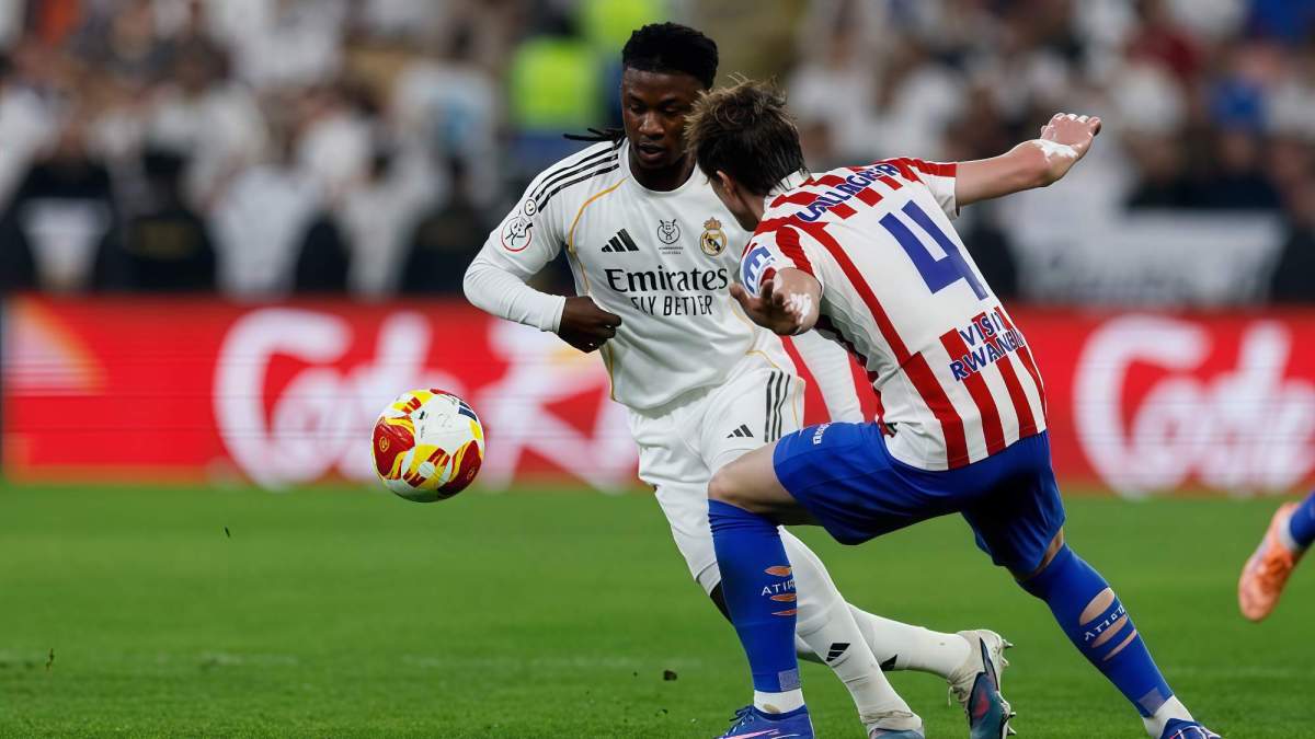 Eduardo Camavinga, controlando el balón durante un momento del partido ante la presión de Conor Gallagher.