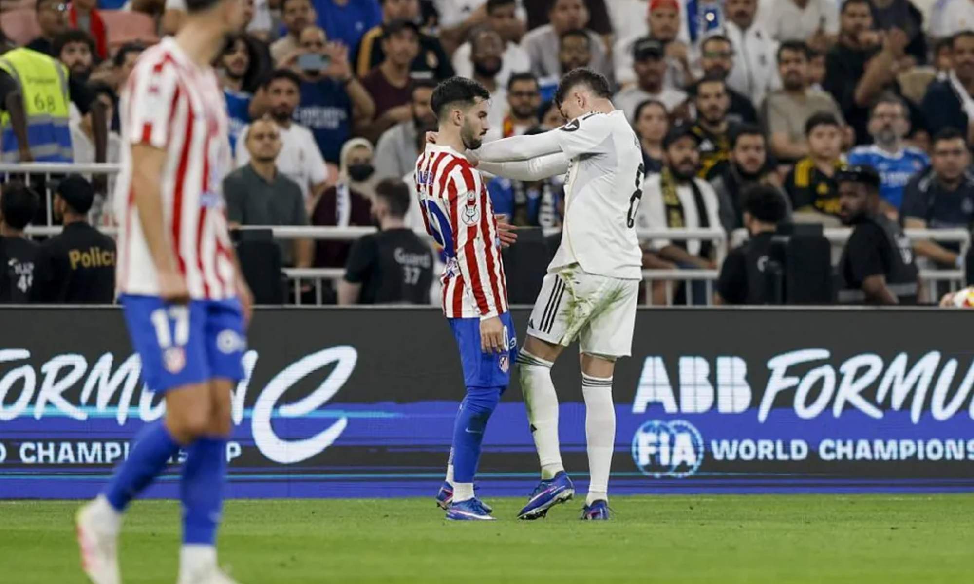 Fede Valverde y Álex Baena, teniendo un intercambio de opiniones durante la primera parte del Atlético-Real Madrid de este jueves.