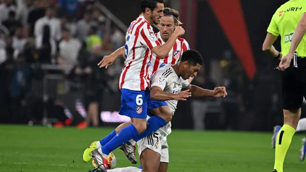 Jude Bellingham cae en una acción de falta de Koke.