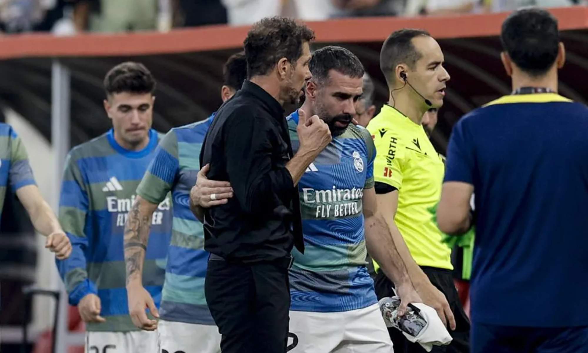 Diego Pablo Simeone, con Dani Carvajal, marchándose en el descanso al túnel de vestuarios.