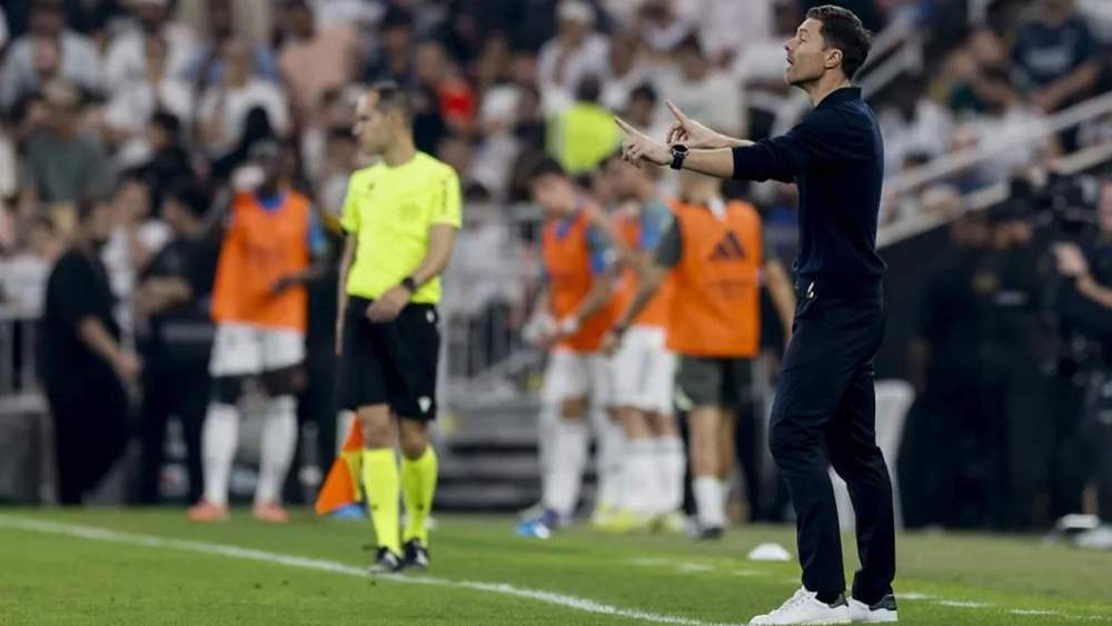 Xabi Alonso, dando órdenes a sus futbolistas durante el partido de esta noche contra el Atlético.