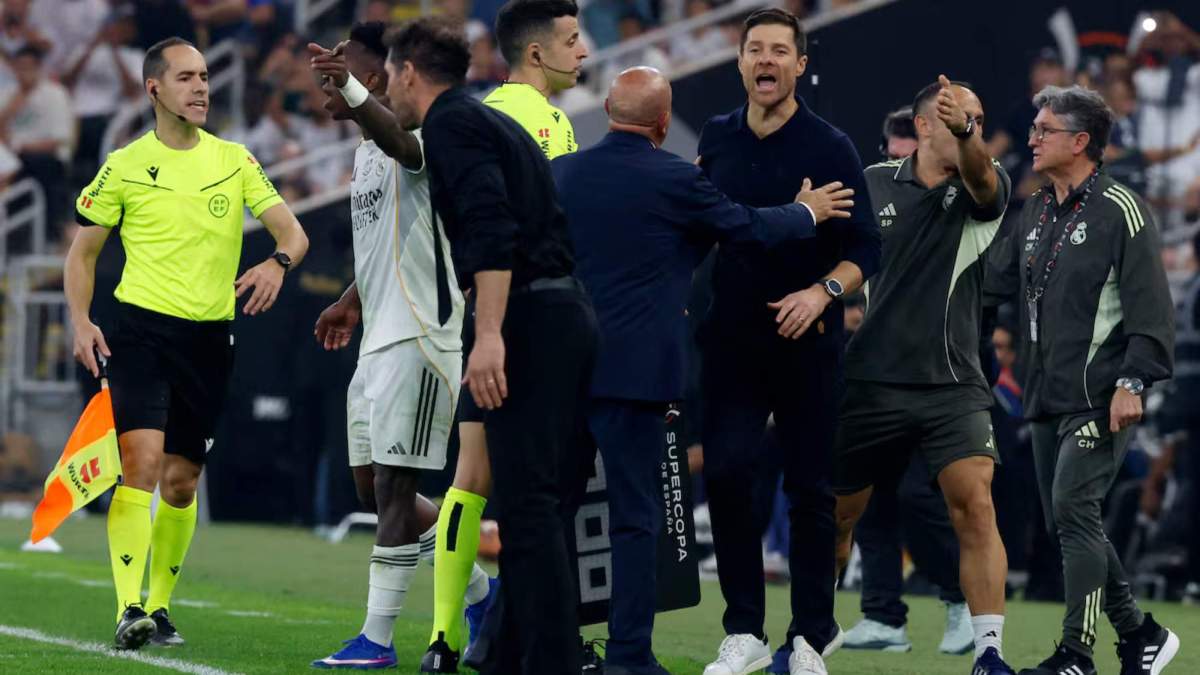Diego Pablo Simeone, dirigiéndose a Vinicius durante la semifinal de la Supercopa mientras Xabi Alonso se queja de la actitud de su homólogo.