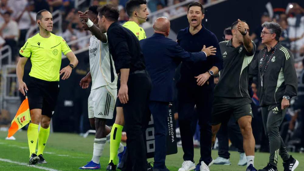 Diego Pablo Simeone, dirigiéndose a Vinicius durante la semifinal de la Supercopa mientras Xabi Alonso se queja de la actitud de su homólogo. Diego Pablo Simeone, dirigiéndose a Vinicius durante la semifinal de la Supercopa mientras Xabi Alonso se queja de la actitud de su homólogo.