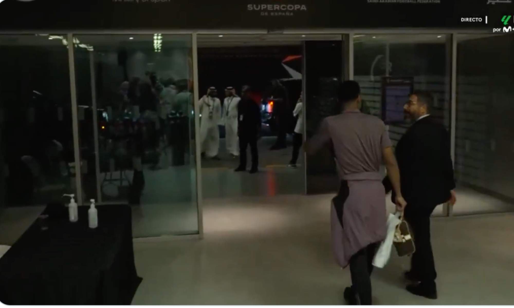 Jude Bellingham, cojeando, abandona el estadio Rey Abdullah tras la semifinal de la Supercopa ante el Atlético.