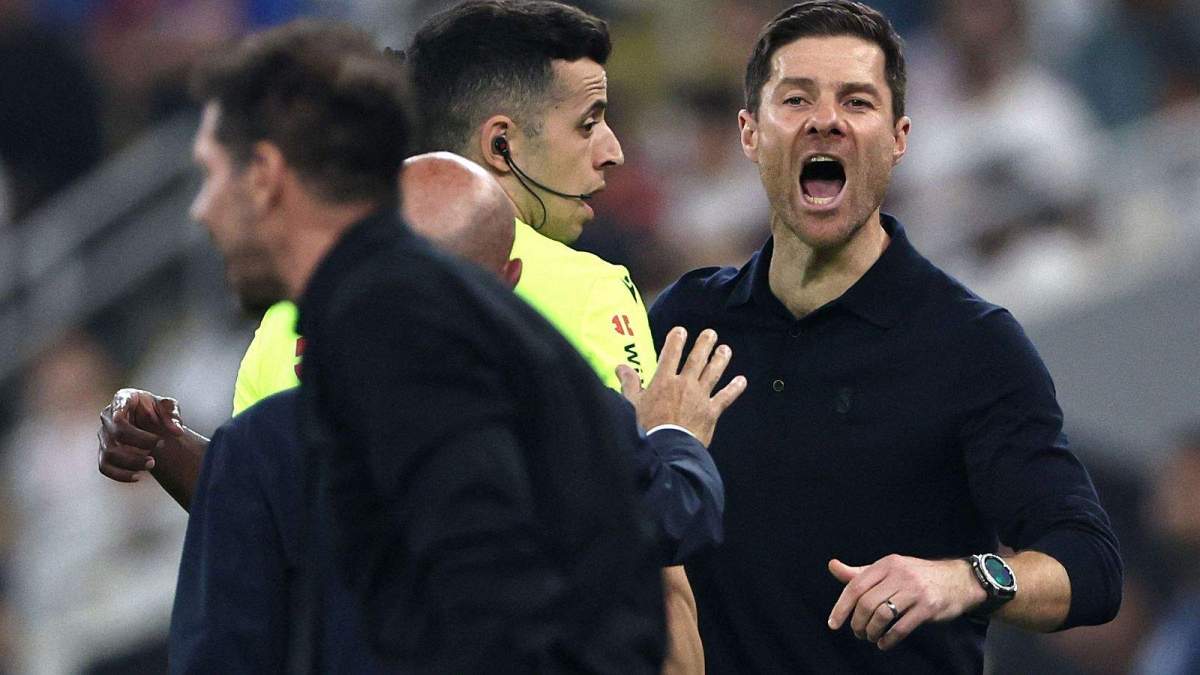 Xabi Alonso protestando a Simeone durante el Atlético - Real Madrid.
