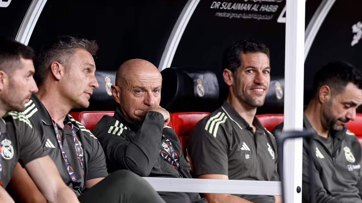 Antonio Pintus sentado en el banquillo del Real Madrid.