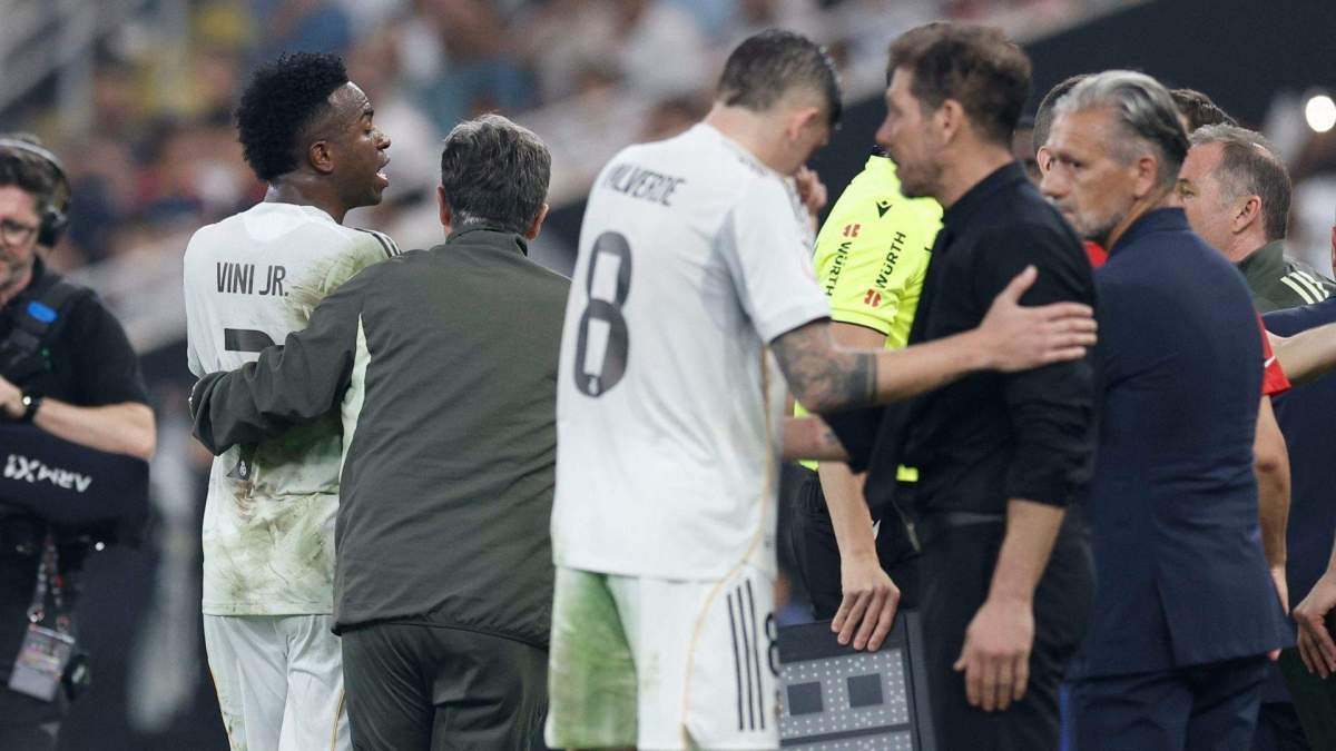 Vinícius Júnior yéndose del campo y Fede Valverde hablando con Simeone. Vinícius Júnior yéndose del campo y Fede Valverde hablando con Simeone.