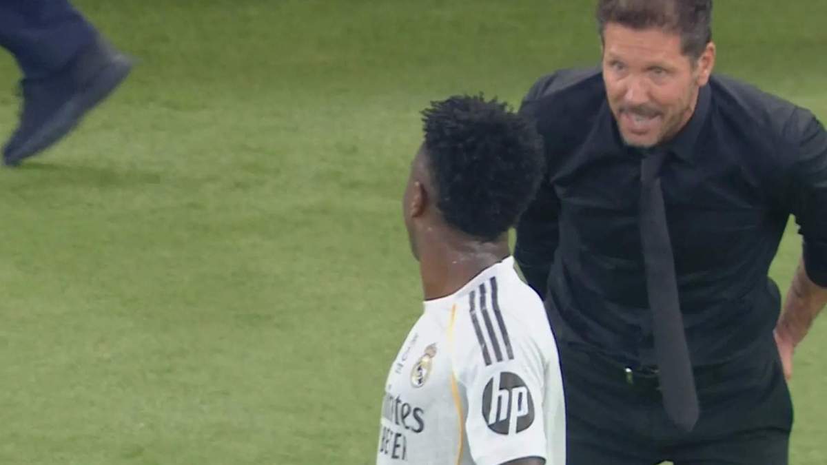 Vinícius Júnior y Cholo Simeone discutiendo en el partido.
