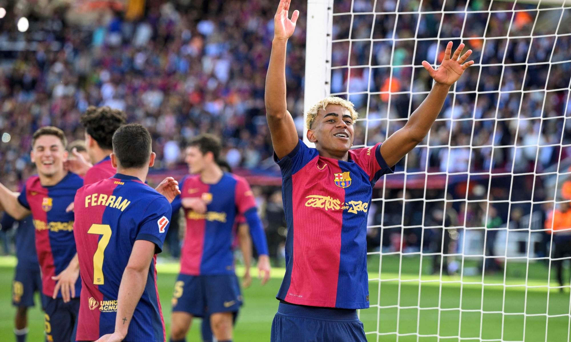 Lamine Yamal y compañeros del Barcelona