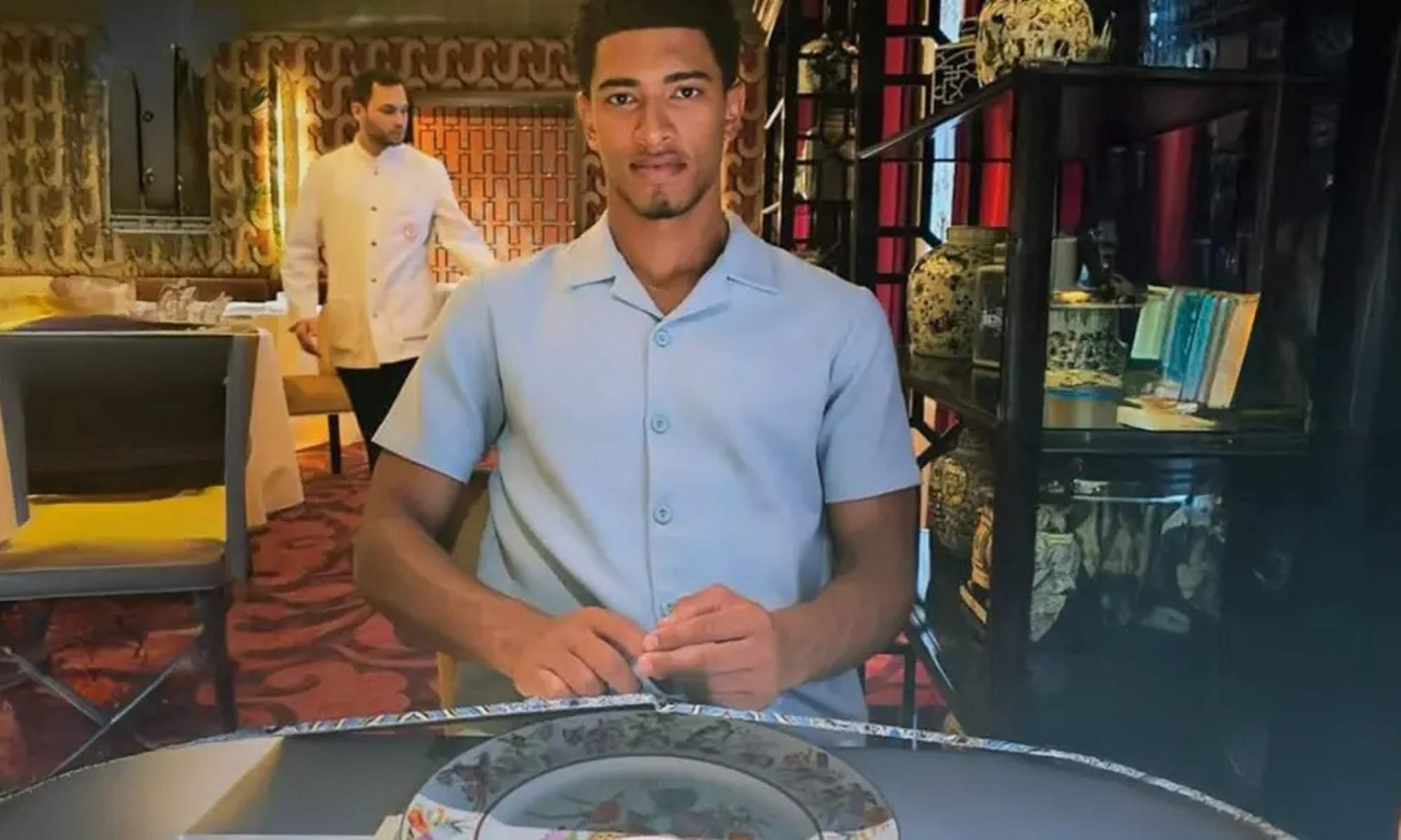 Jude Bellingham sentado en un restaurante antes de comer.