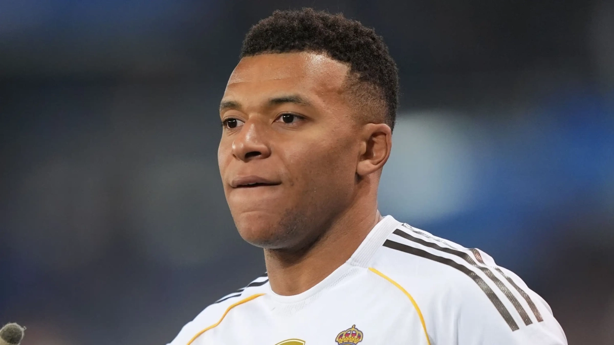 Kylian Mbappé disputando un partido con el Real Madrid con la camiseta blanca. 