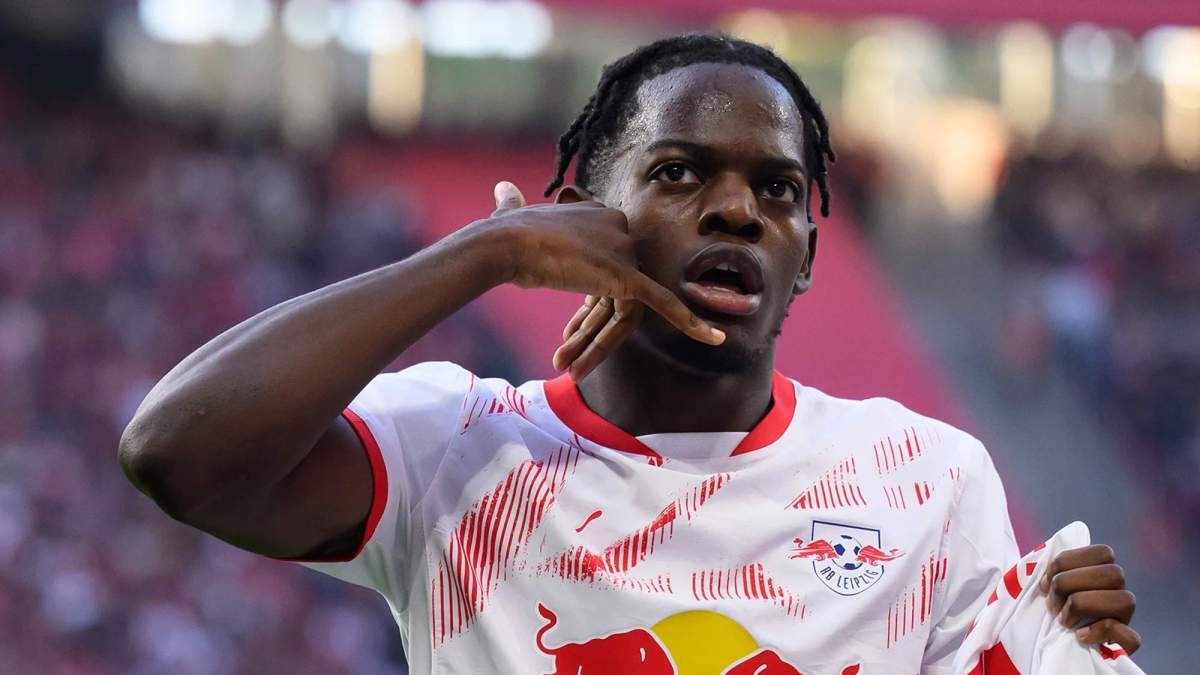 Castelo Lukeba disputando un partido con el Leipzig. 