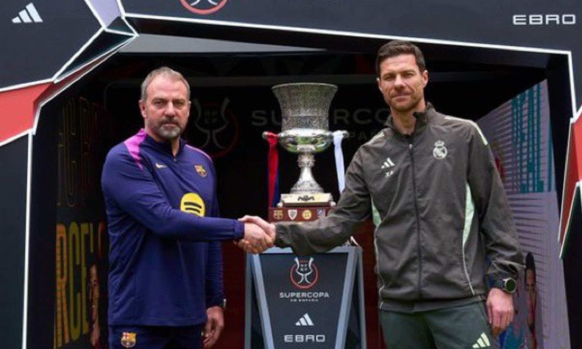 Xabi Alonso y Hansi Flick posando con la Supercopa de España. 