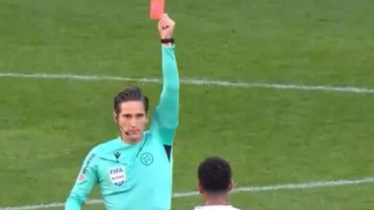 Munuera Montero sacándole la tarjeta roja a Bellingham Munuera Montero sacándole la tarjeta roja a Bellingham