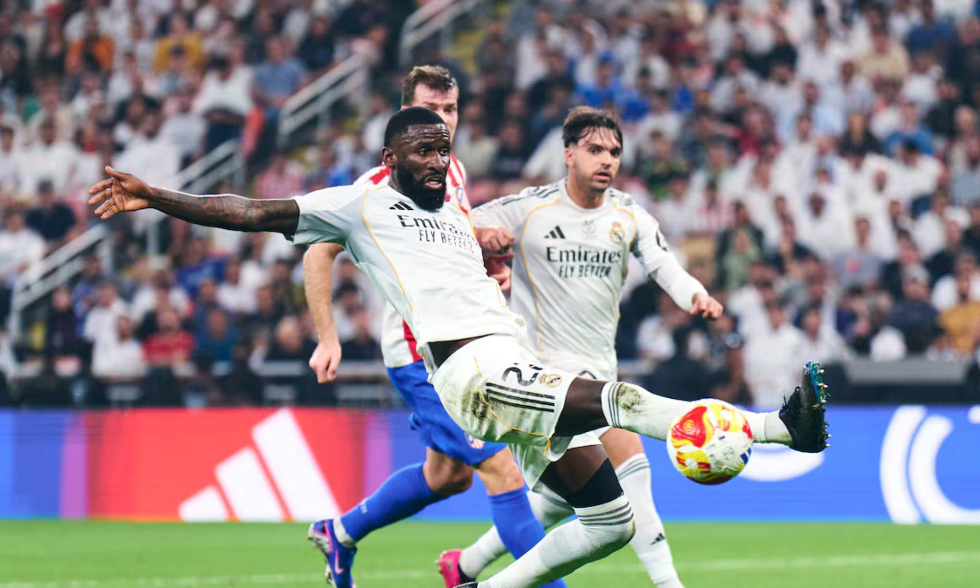 Antonio Rüdiger, en el partido ante el Atlético, cuando volvió a sentir problemas en su rodilla izquierda.