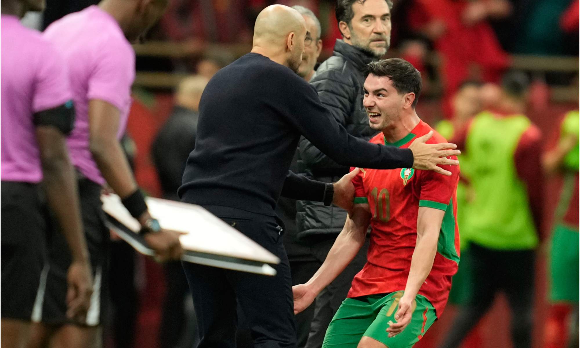 Walid Regragui, junto Brahim Díaz, celebrando un gol de Marruecos en la Copa África de este año.