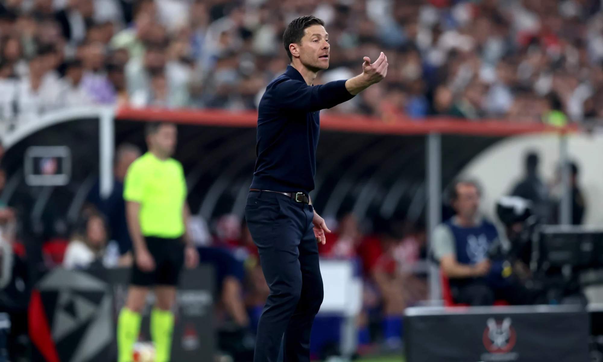 Xabi Alonso, dando órdenes a sus jugadores durante el partido del jueves contra el Atlético de Madrid.
