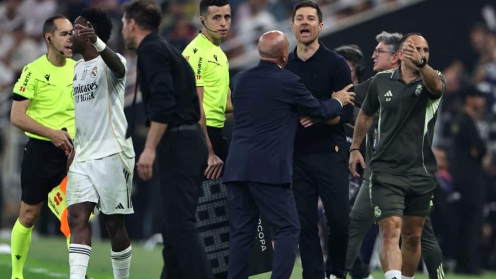 Xabi Alonso, visiblemente enfadado, es separado de Diego Pablo Simeone, que provocó constantemente a Vinicius Junior en el derbi del jueves. Xabi Alonso, visiblemente enfadado, es separado de Diego Pablo Simeone, que provocó constantemente a Vinicius Junior en el derbi del jueves.