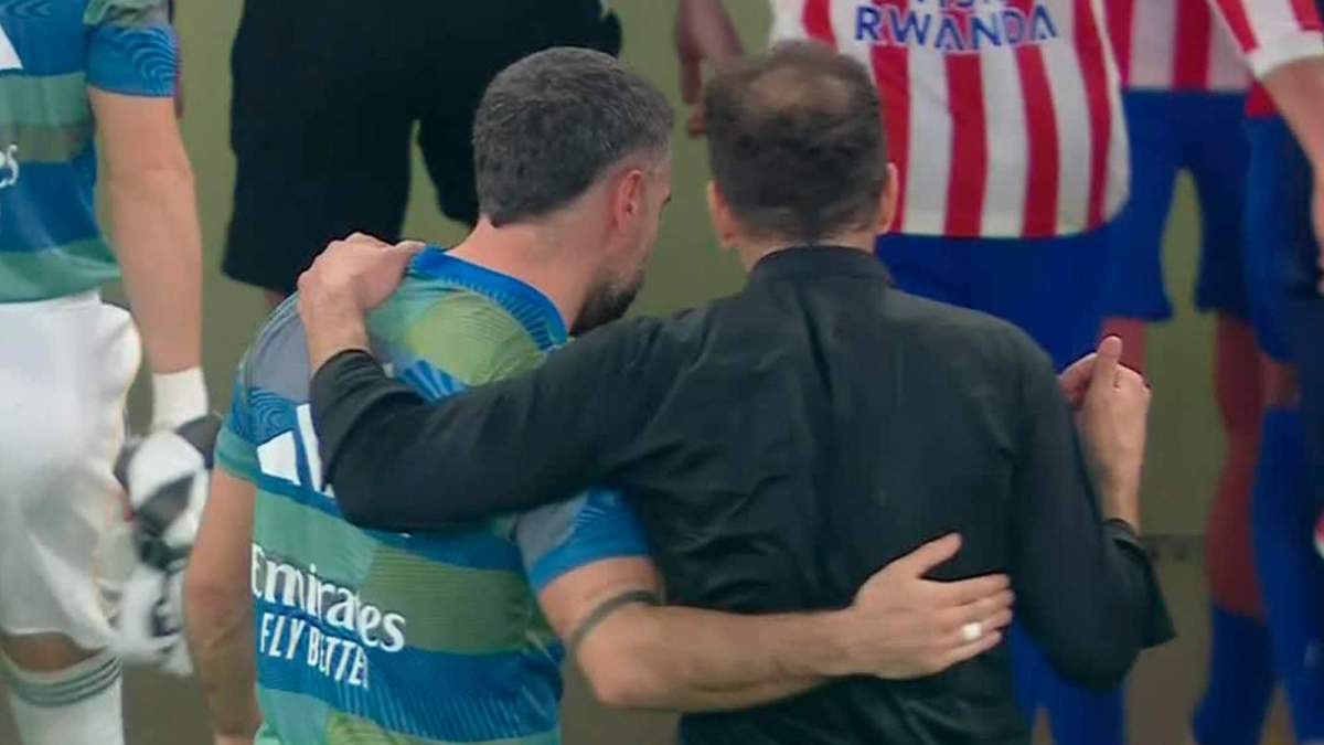 Carvajal hablando con Simeone en el derbi