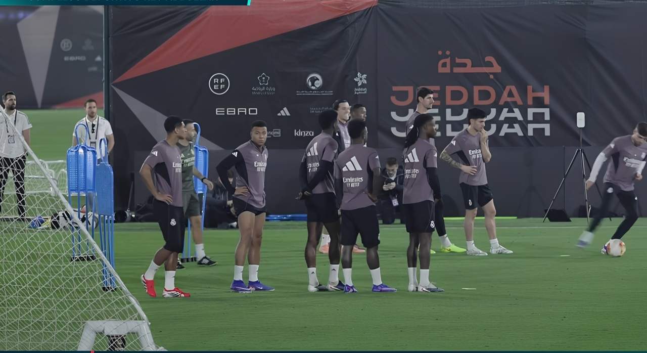 Mbappé entrena en la previa de la final de la Supercopa