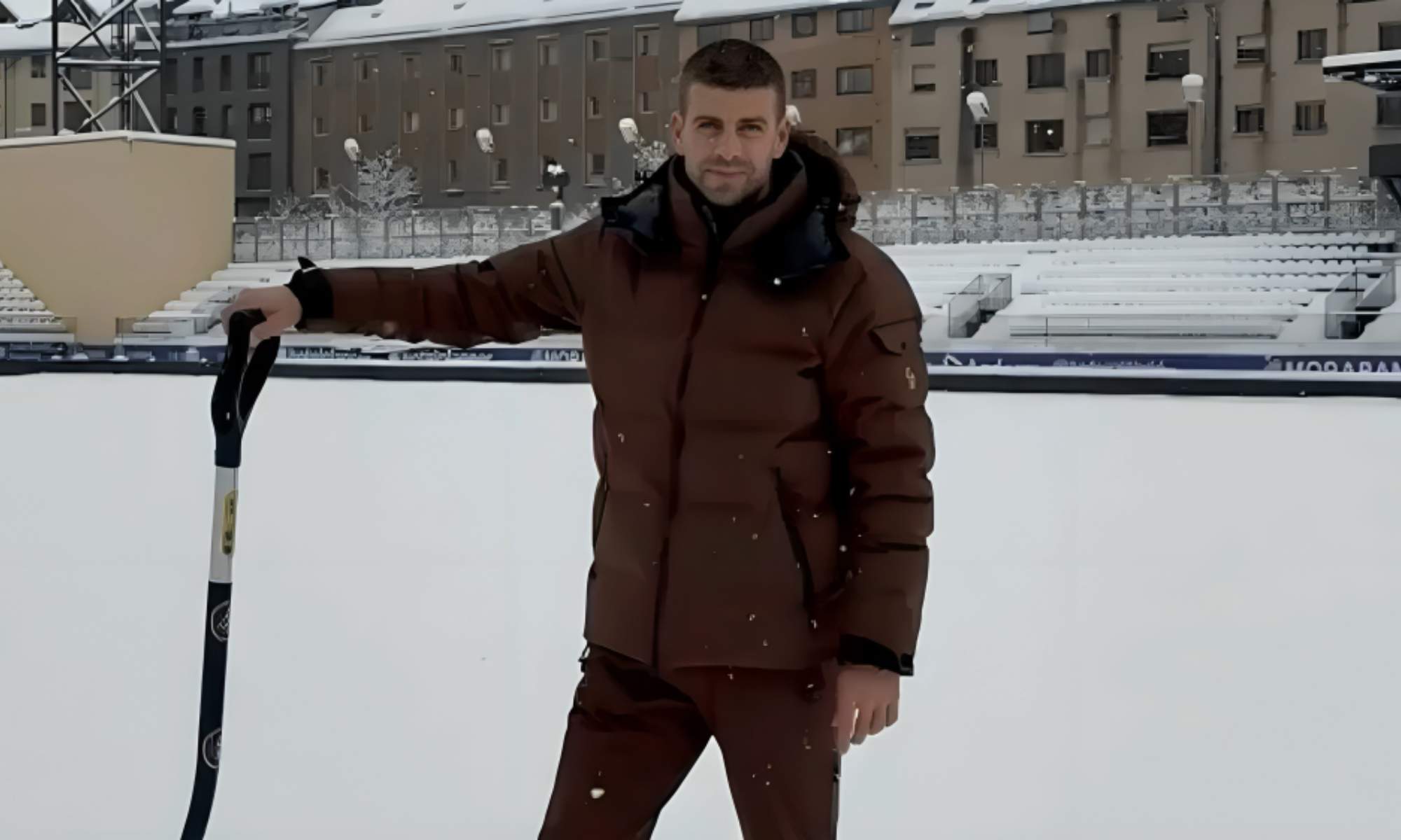 Gerard Piqué, sobre la nieve del Nuevo Estadio de Encamp. 