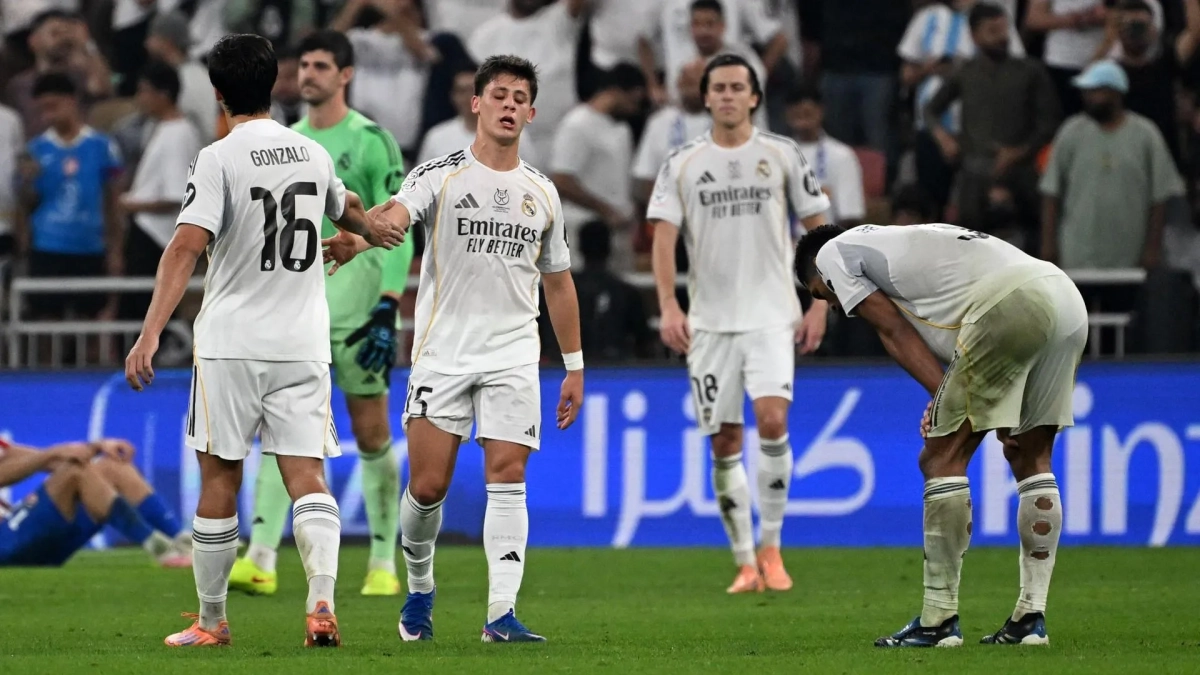 Jugadores del Real Madrid cansados tras ganar el derbi Jugadores del Real Madrid cansados tras ganar el derbi