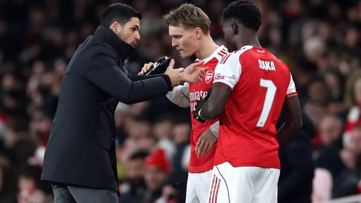 Mikel Arteta, conversando con Martin Odegaard y Bukayo Saka, en un partido reciente del Arsenal.