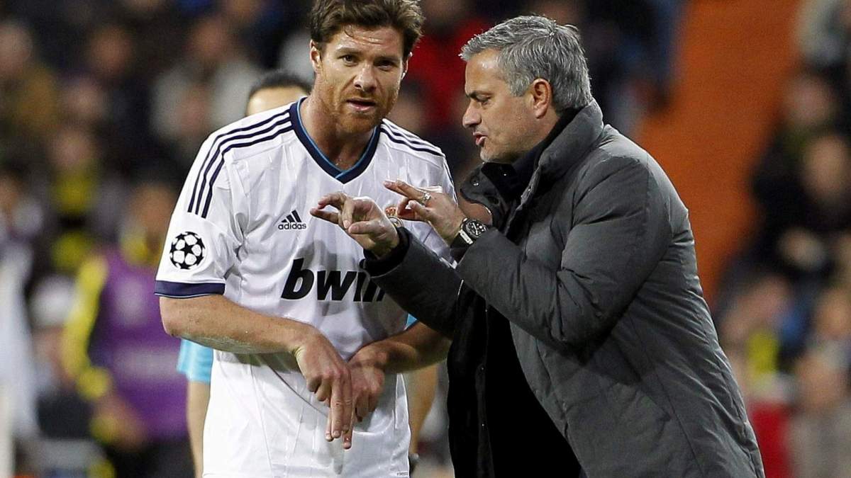 Xabi Alonso y José Mourinho en un partido del Real Madrid.