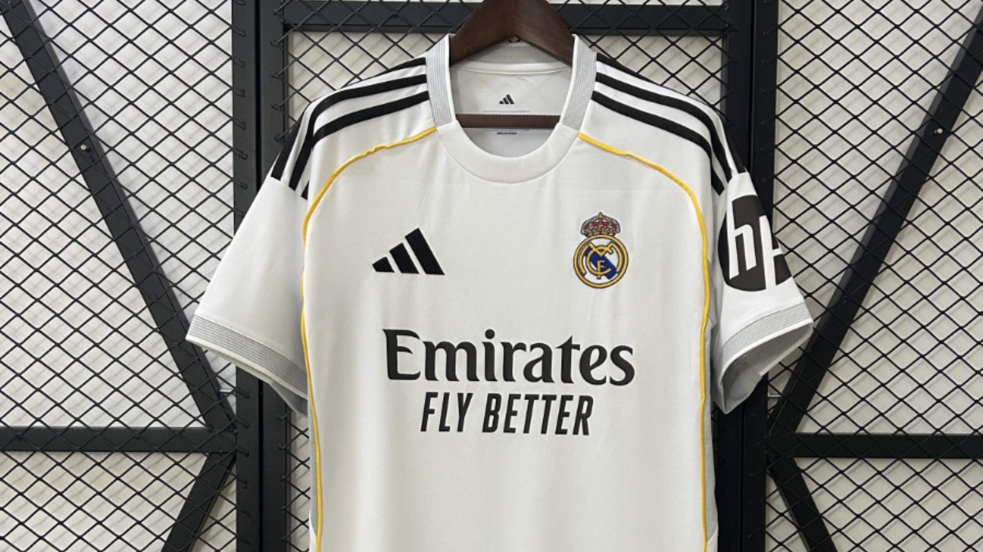 El Real Madrid vende 3.1 millones de camisetas, líder del sector: el Barça se queda segundo y la Premier ni aparece