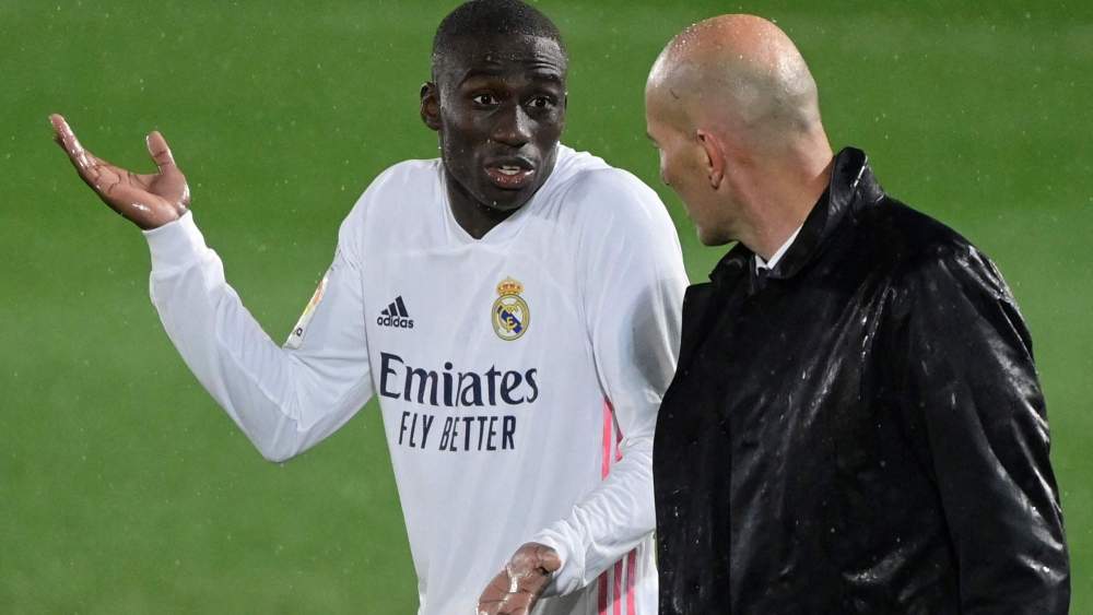 Ferland Mendy y Zinedine Zidane, hablando durante un partido del Real Madrid en 2021.