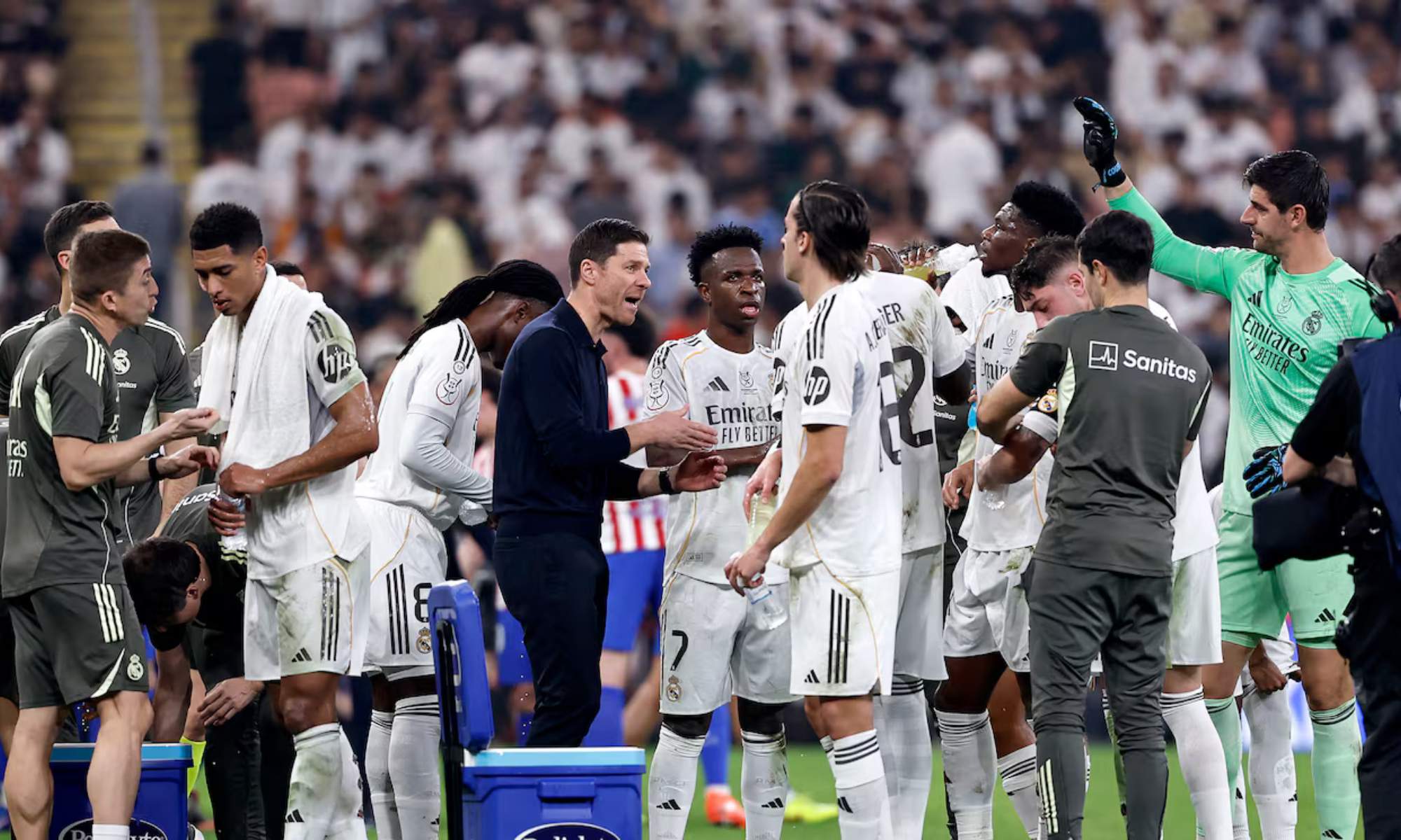 Xabi Alonso, hablando con sus jugadores durante la semifinal de la Supercopa de España entre el Real Madrid y el Atlético.
