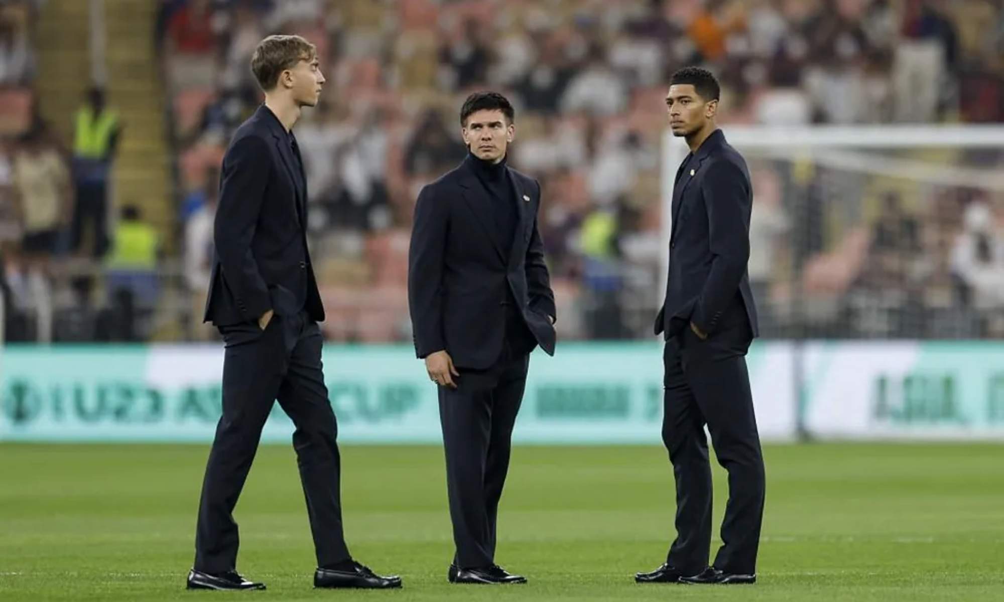Jude Bellingham, con Franco Mastantuono, sobre el verde del estadio Rey Abdullah antes de la final de la Supercopa de España contra el Barça.