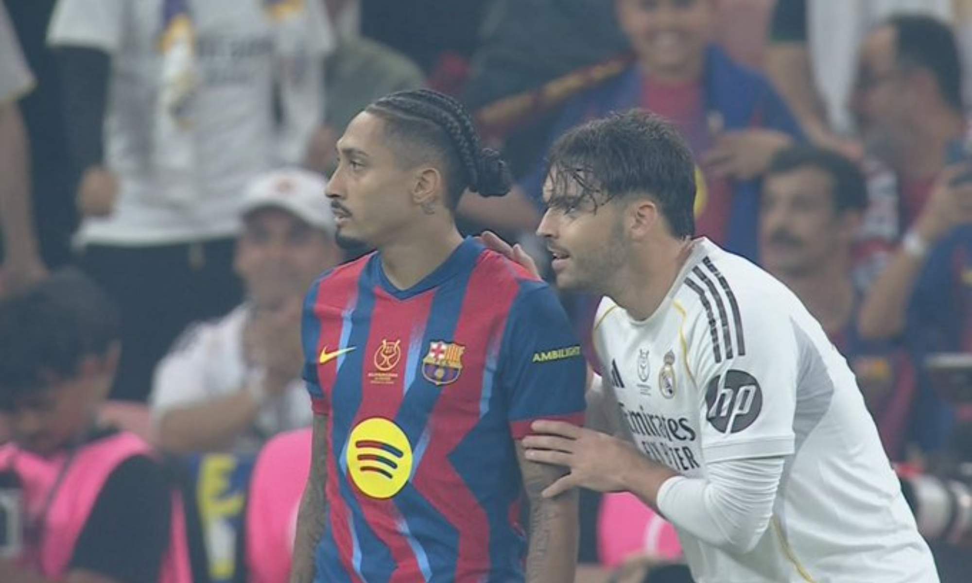 Raúl Asencio puso en su sitio a Raphinha en mitad de la final